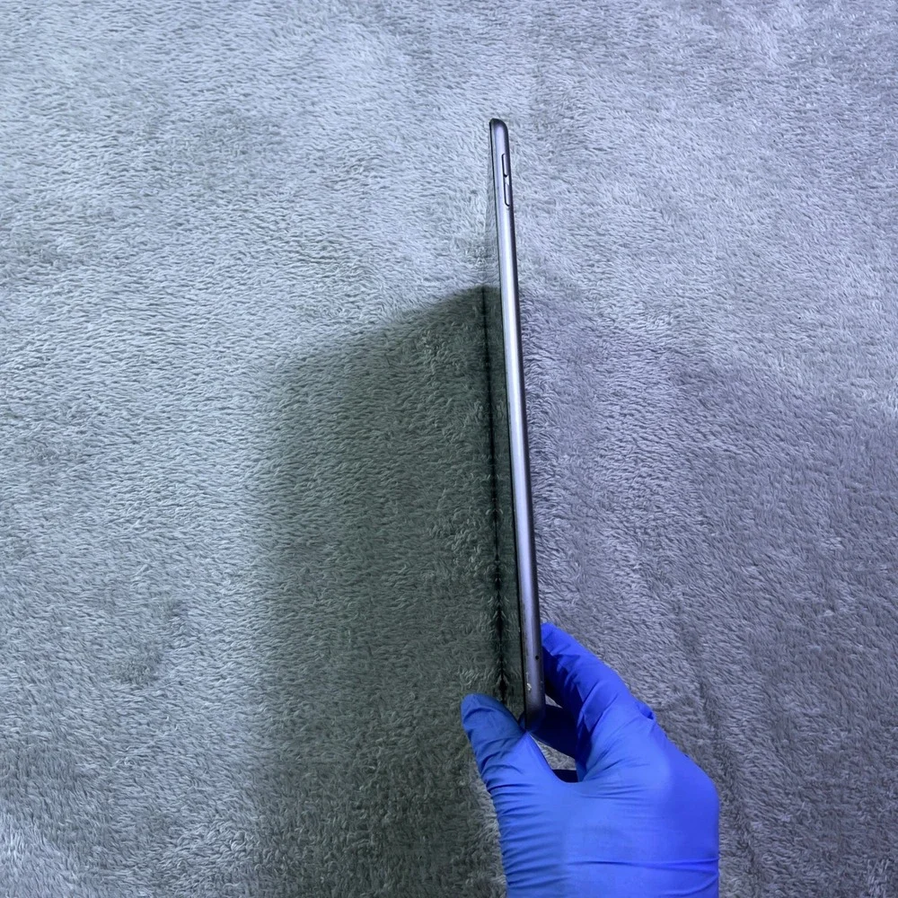 Apple iPad 7th Gen Black WiFi Cracked Screen For Parts Repair Only Not Working‎